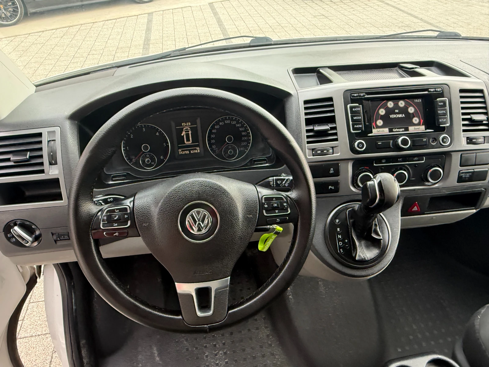 VW Transporter 2.0TDI Клима L2H1 - Две странични врати , снимка 14 - Бусове и автобуси - 54043788
