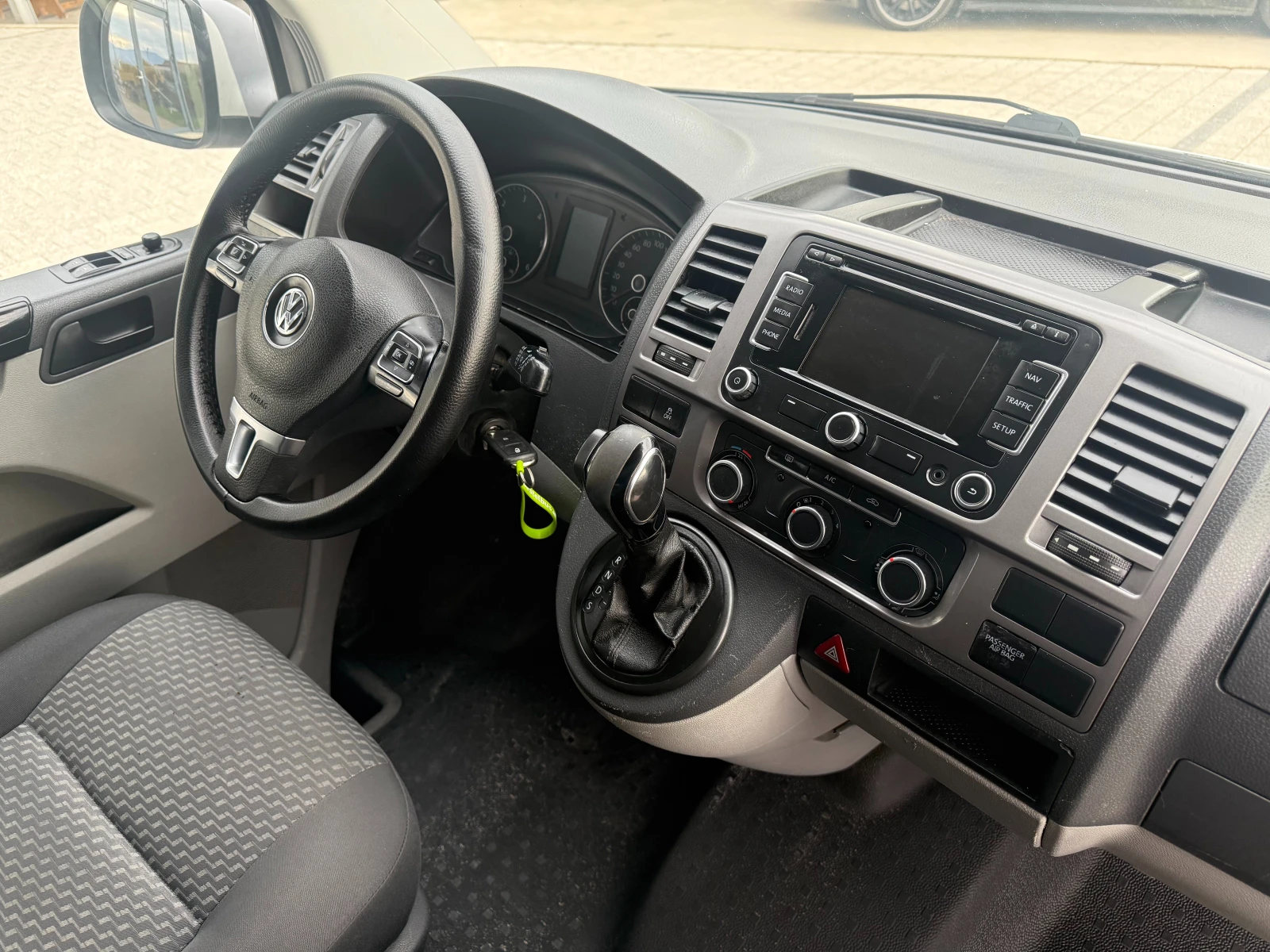 VW Transporter 2.0TDI Клима L2H1 - Две странични врати , снимка 10 - Бусове и автобуси - 54043788