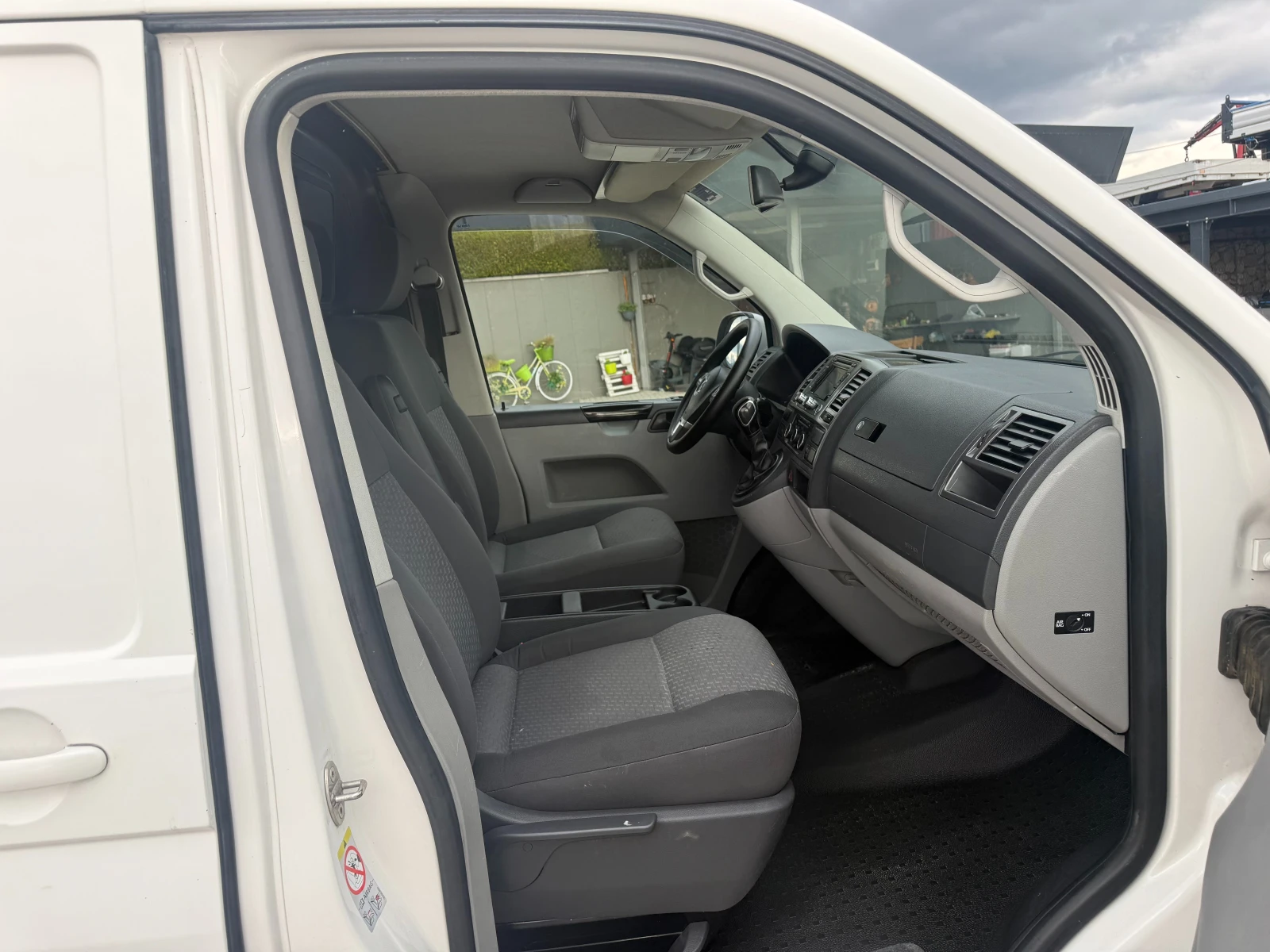 VW Transporter 2.0TDI Клима L2H1 - Две странични врати , снимка 8 - Бусове и автобуси - 54043788