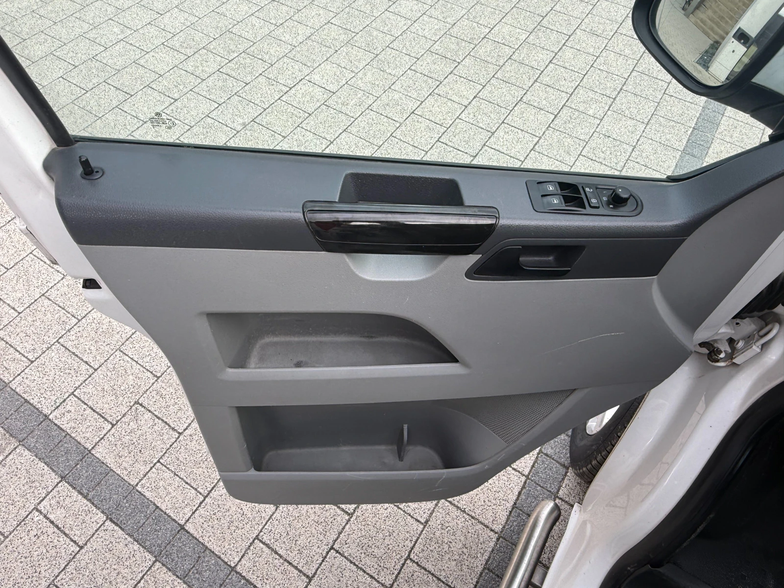 VW Transporter 2.0TDI Клима L2H1 - Две странични врати , снимка 15 - Бусове и автобуси - 54043788