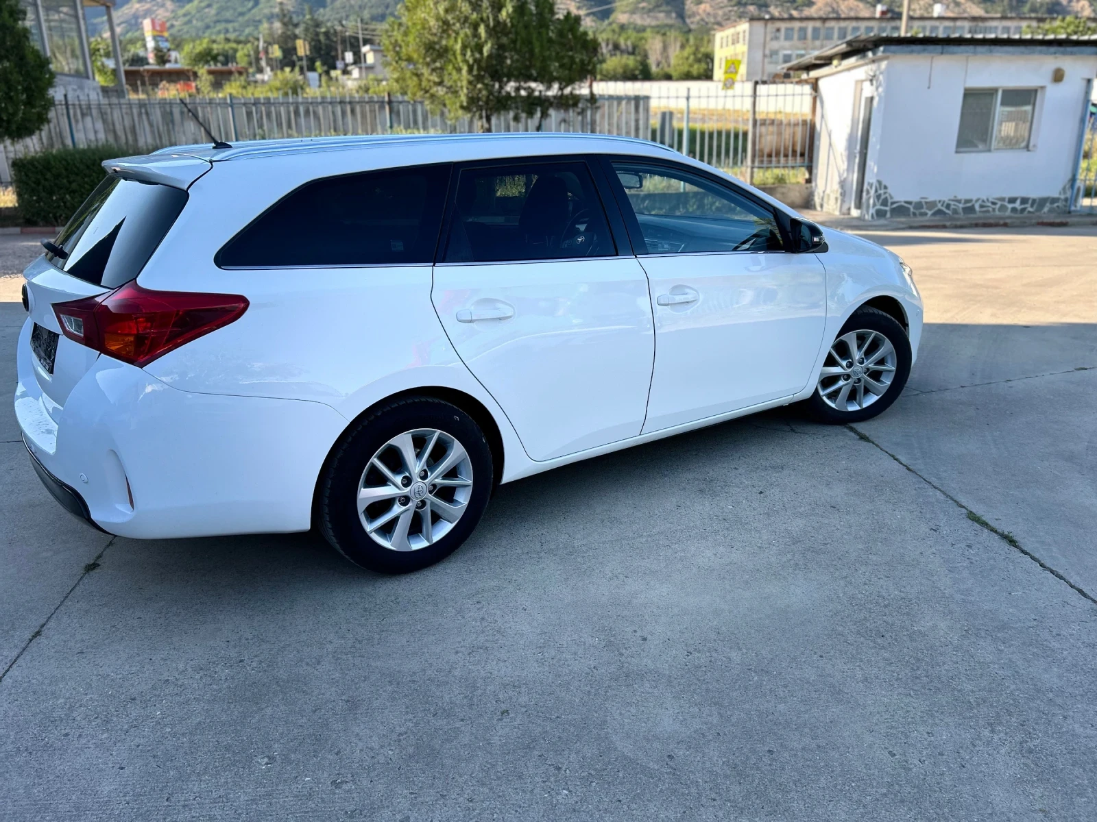 Toyota Auris 2.0 D-4D  - изображение 2