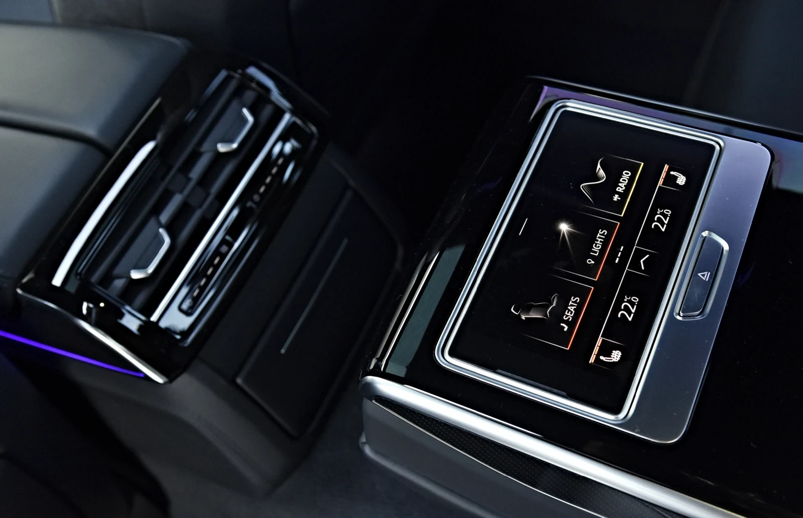 Audi S8 4.0 V8T B&O RS-SITZE 21" CERAMIC 360 CARBON LE, снимка 16 - Автомобили и джипове - 53757132