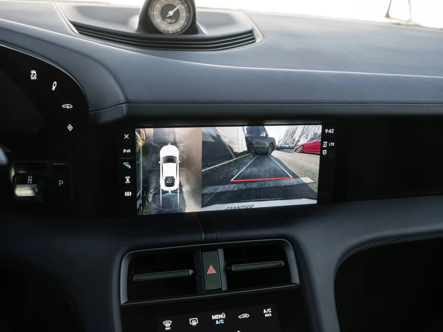 Porsche Taycan 4S/571HP/SPORT/CHRONO/21/360/PANO/187z, снимка 15 - Автомобили и джипове - 53914283