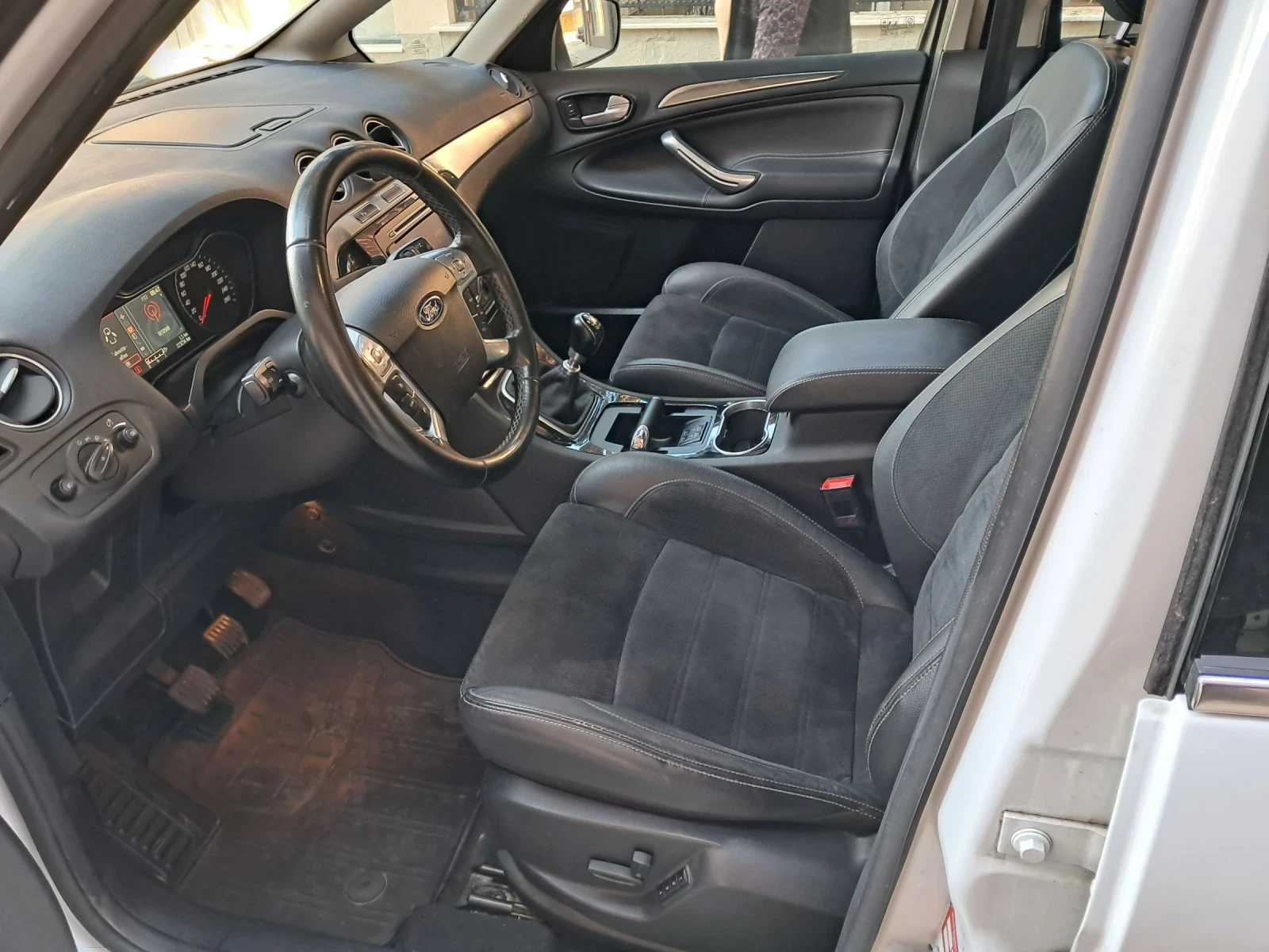 Ford S-Max 2.0D 140k keyless navi panorama, снимка 13 - Автомобили и джипове - 54122756