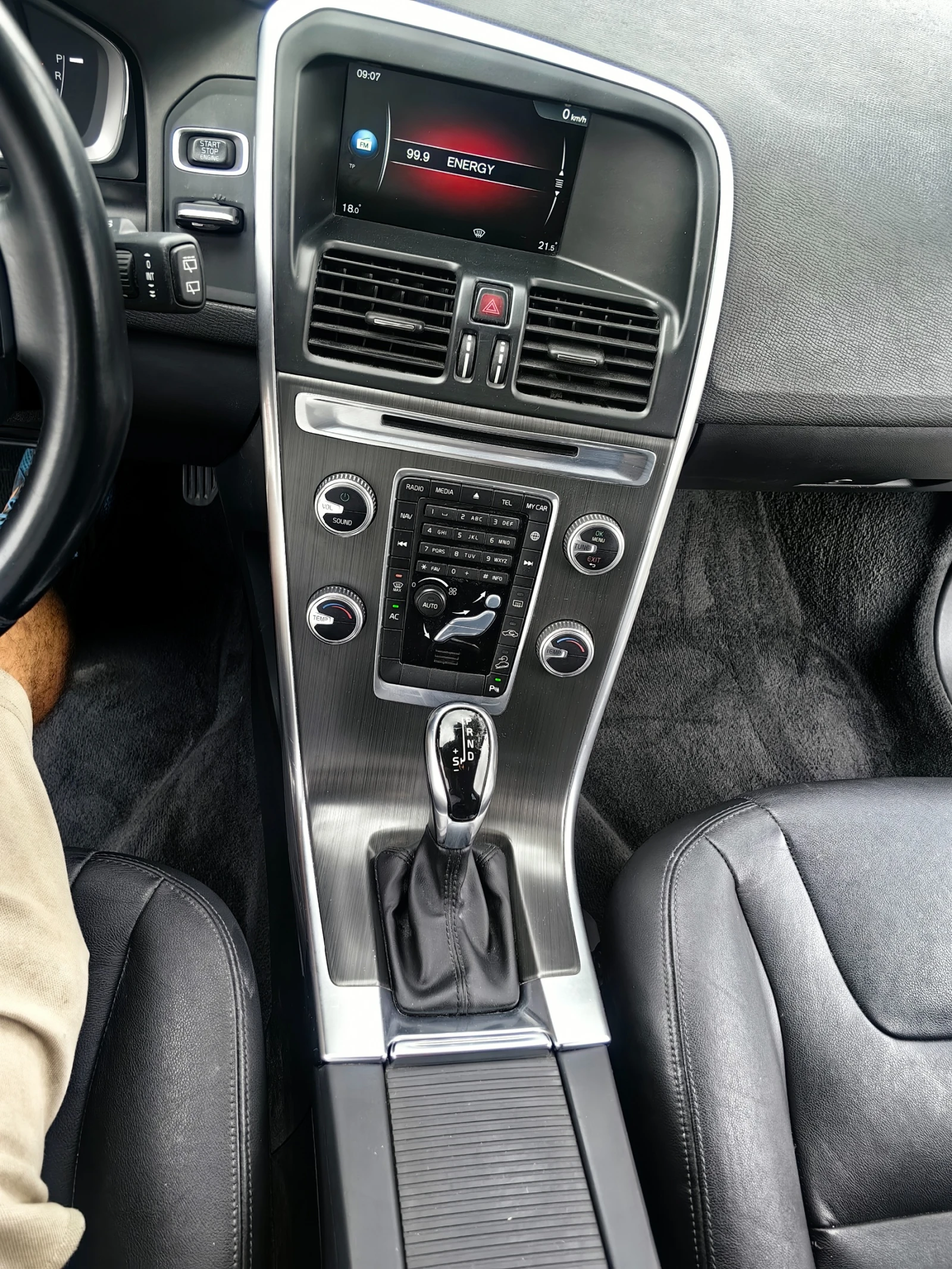 Volvo XC60 2.4d awd automat 181ks - изображение 10