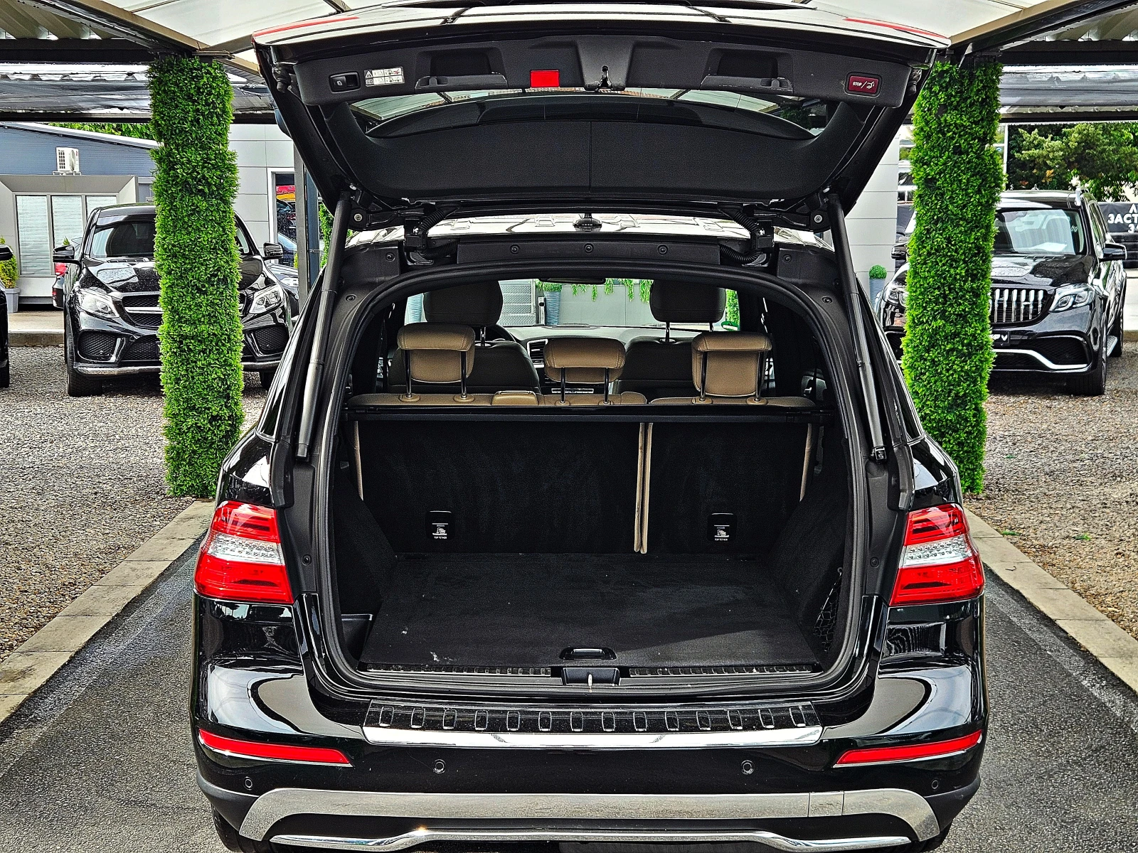 Mercedes-Benz ML 350 AMG/GERMANY/AIRMATIC/ПОДГРЕВ/ЕЛ.БАГАЖНИК/LIZING, снимка 8 - Автомобили и джипове - 54774428