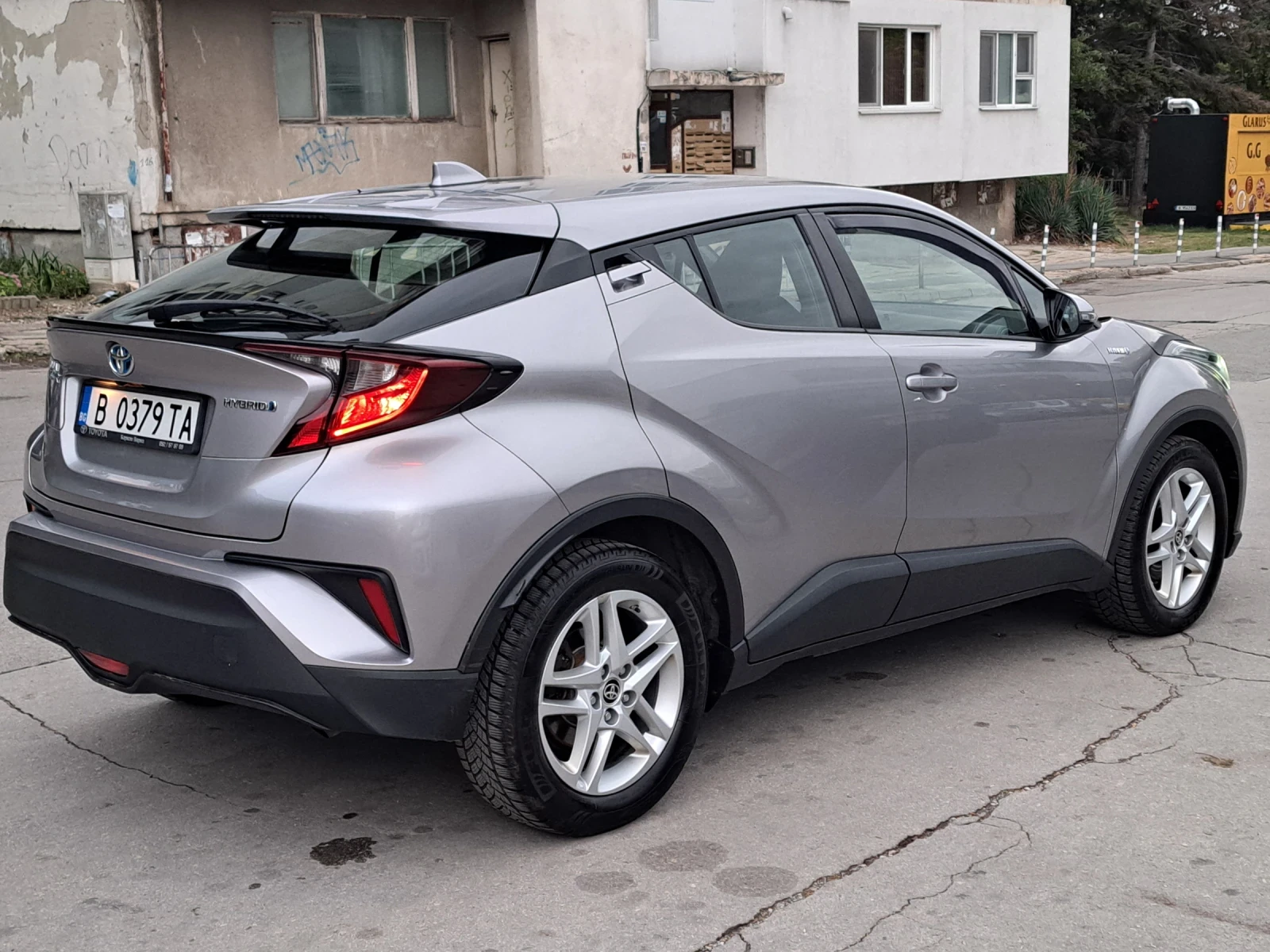 Toyota C-HR 1, 8 хибрид 