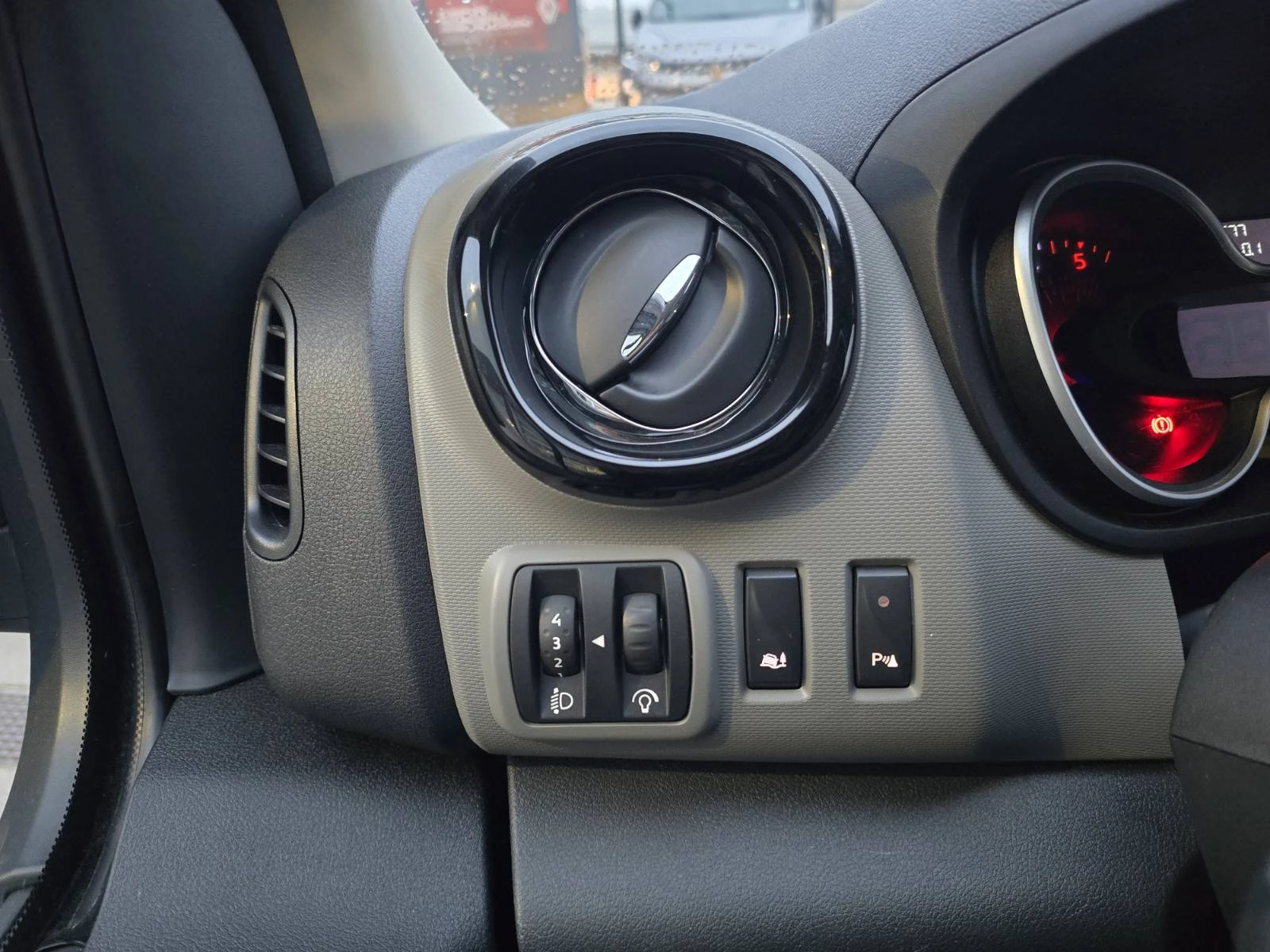 Renault Trafic 1.6 dCi 95, снимка 11 - Бусове и автобуси - 56578855