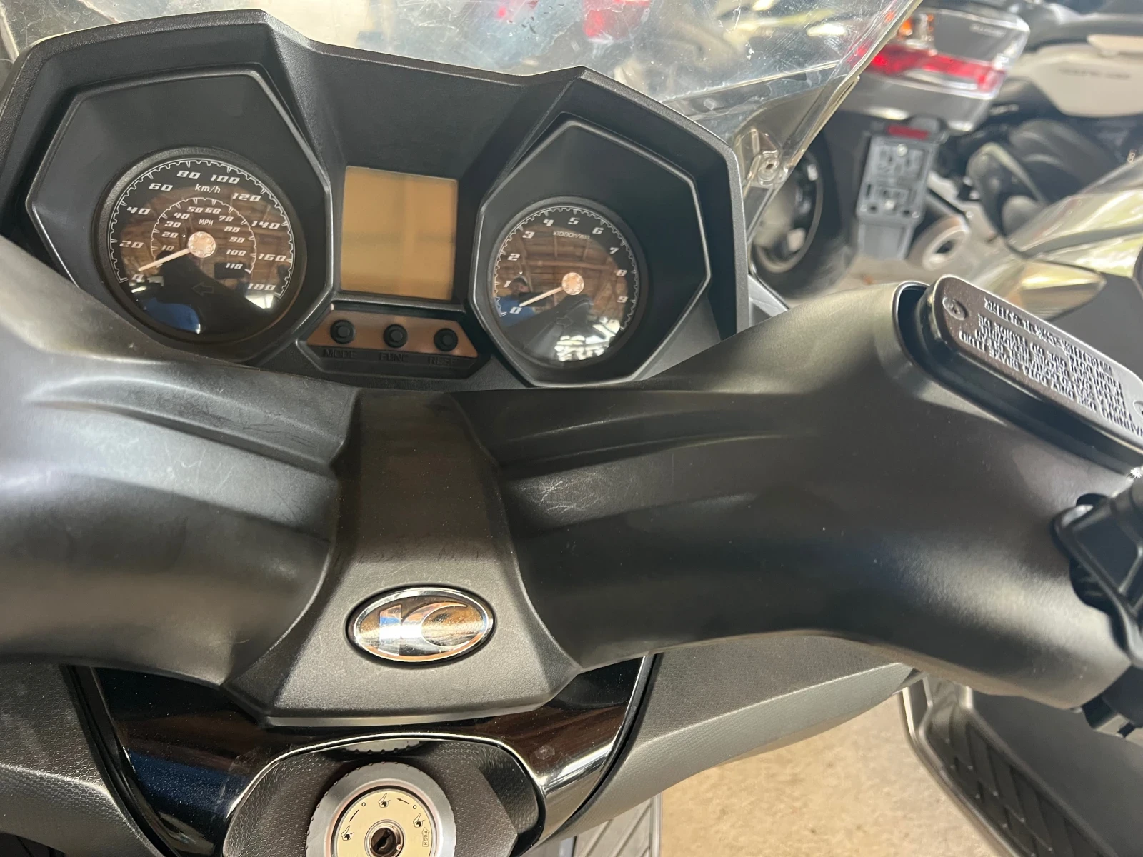 Kymco Downtown 350i Lizing ABS TC, снимка 7 - Мотоциклети и мототехника - 56707155