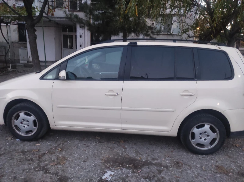 VW Touran, снимка 5 - Автомобили и джипове - 47752930