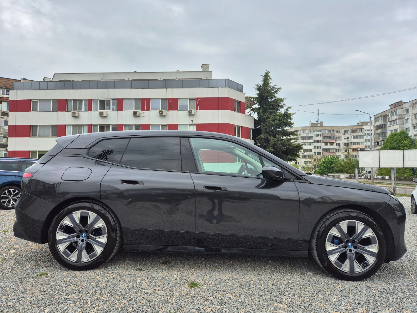 BMW iX 40-M-XDRIVE-HUD-LASER-HARMAN/KARDON-MASAJ-SOH-99%, снимка 7 - Автомобили и джипове - 54486556