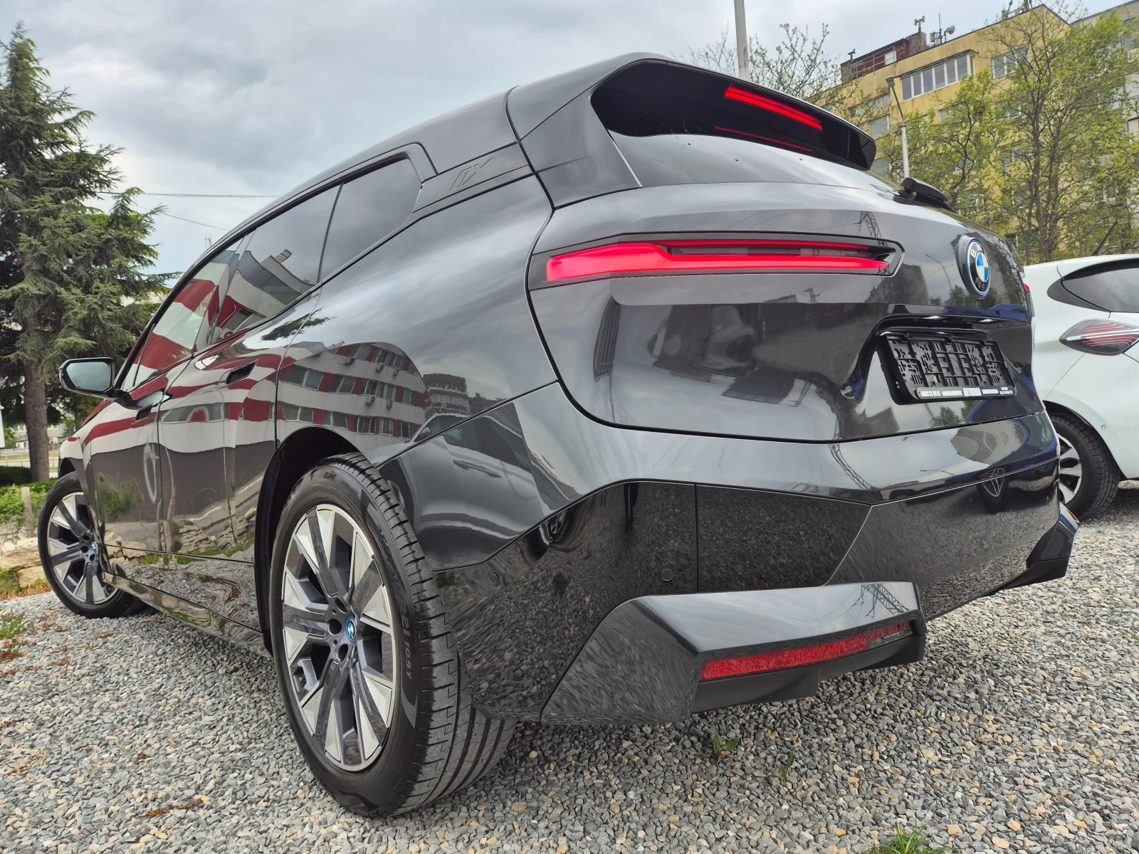 BMW iX 40-M-XDRIVE-HUD-LASER-HARMAN/KARDON-MASAJ-SOH-99%, снимка 4 - Автомобили и джипове - 54486556