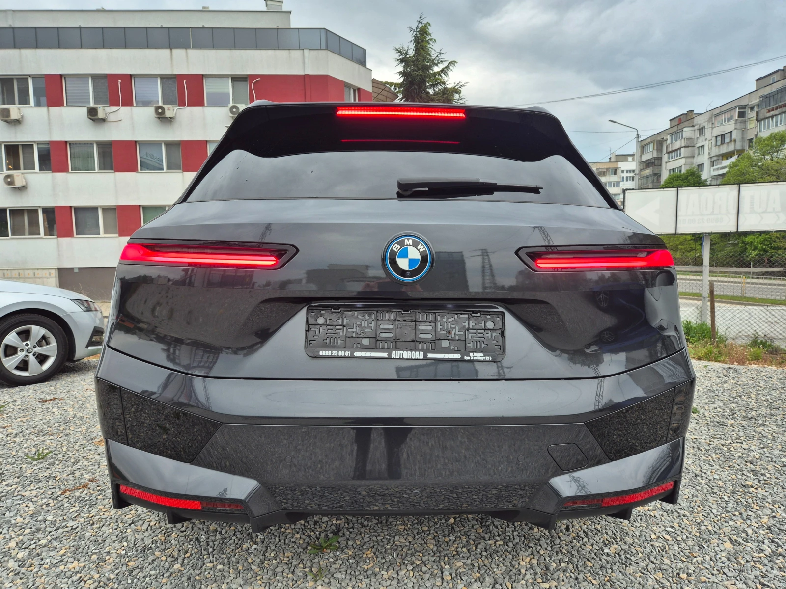 BMW iX 40-M-XDRIVE-HUD-LASER-HARMAN/KARDON-MASAJ-SOH-99%, снимка 6 - Автомобили и джипове - 54486556