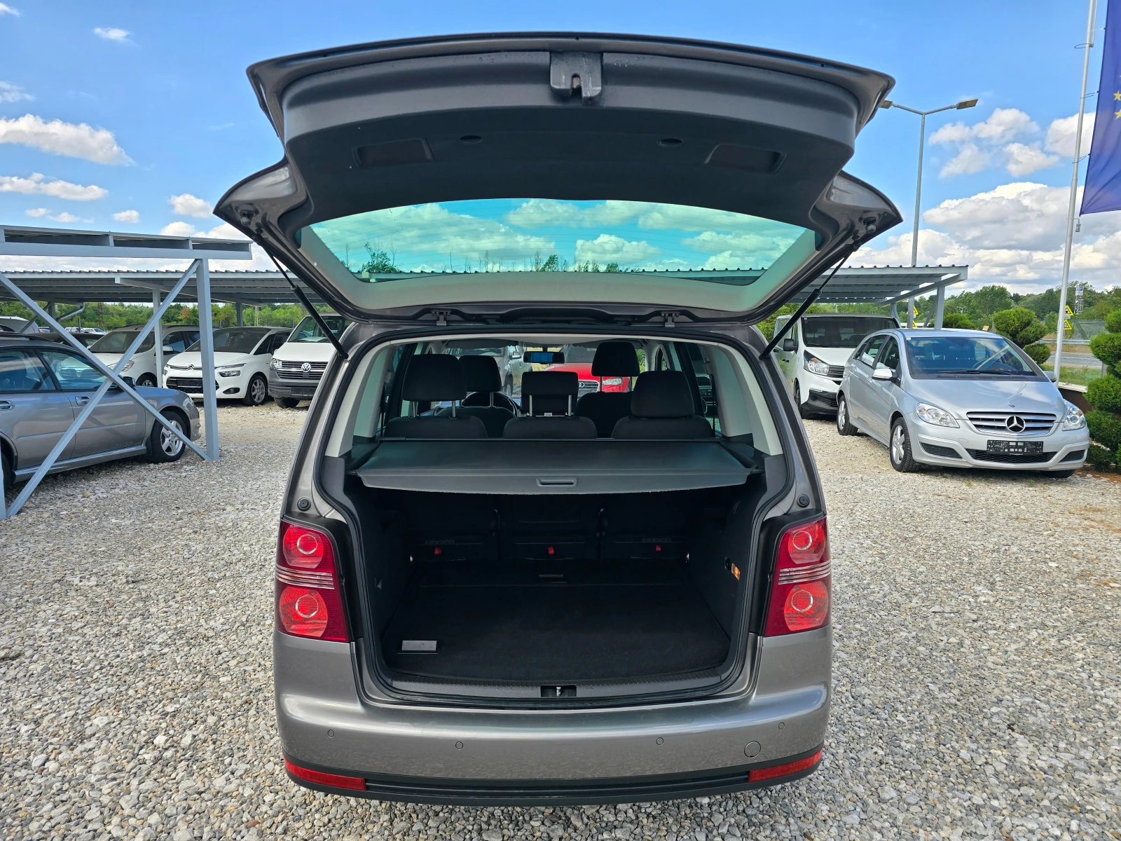 VW Touran 1.9 TDI  ! ! FACELIFT !!! РЕАЛНИ КИЛОМЕТРИ, снимка 15 - Автомобили и джипове - 55493980