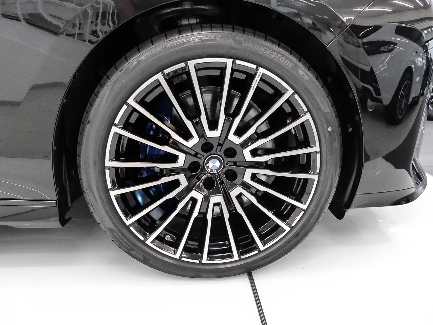 BMW 740 i/xDrive/FACELIFT/M-SPORT PRO/MASS/PANO/B&W/HUD/, снимка 3 - Автомобили и джипове - 56325896