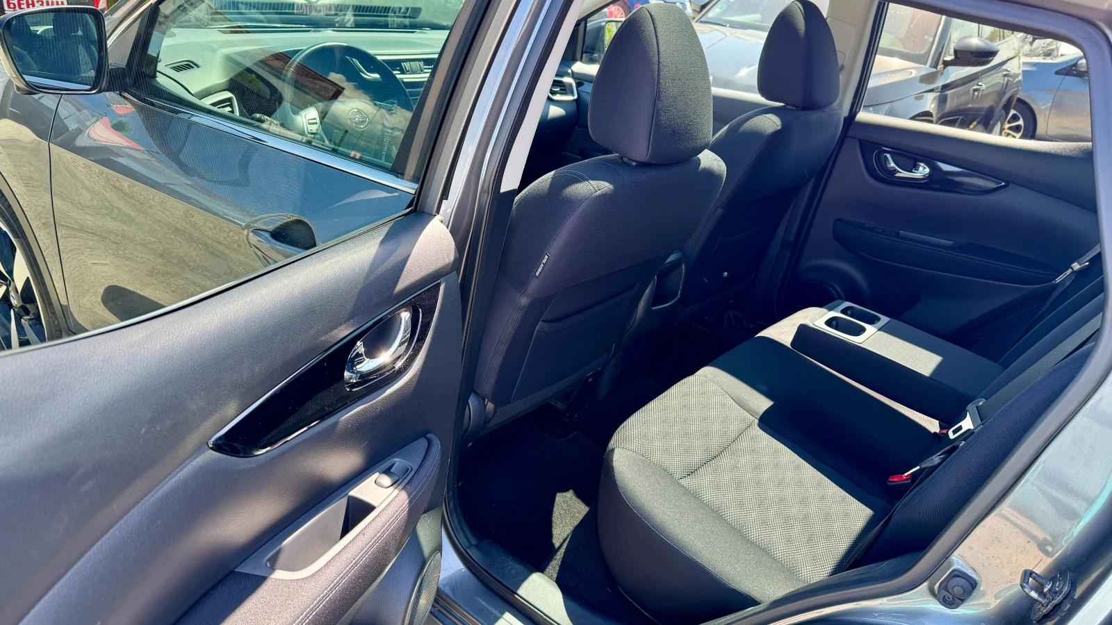 Nissan Qashqai 1.6i ТОП!!! 360Камери, PDC, LED DRL, Navi, Cruise,, снимка 11 - Автомобили и джипове - 54573975