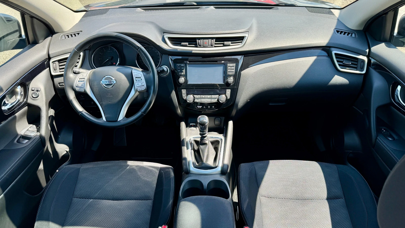 Nissan Qashqai 1.6i ТОП!!! 360Камери, PDC, LED DRL, Navi, Cruise,, снимка 12 - Автомобили и джипове - 54573975