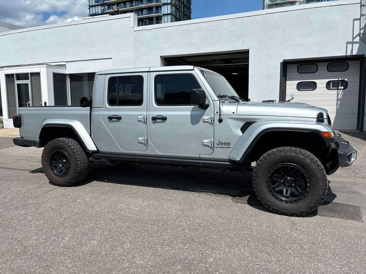 Jeep Gladiator * Overland * CARFAX * БЕЗ ПЪРВОНАЧАЛНА ВНОСКА, снимка 3 - Автомобили и джипове - 55410490