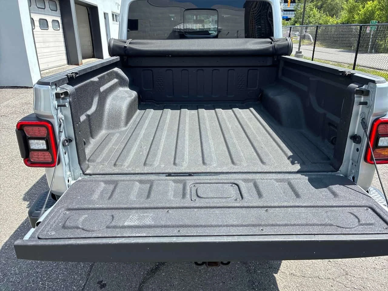 Jeep Gladiator * Overland * CARFAX * БЕЗ ПЪРВОНАЧАЛНА ВНОСКА, снимка 14 - Автомобили и джипове - 55410490