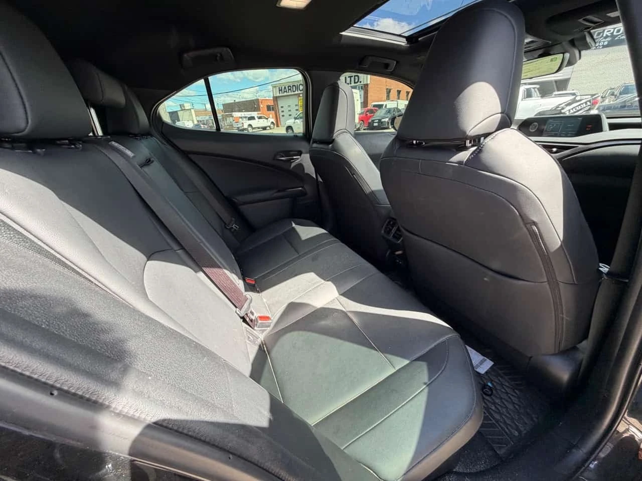 Lexus UX 250h * АВТОКРЕДИТ * ГЛАВНО ПРЕДСТАВИТЕЛСТВО, снимка 14 - Автомобили и джипове - 56211939