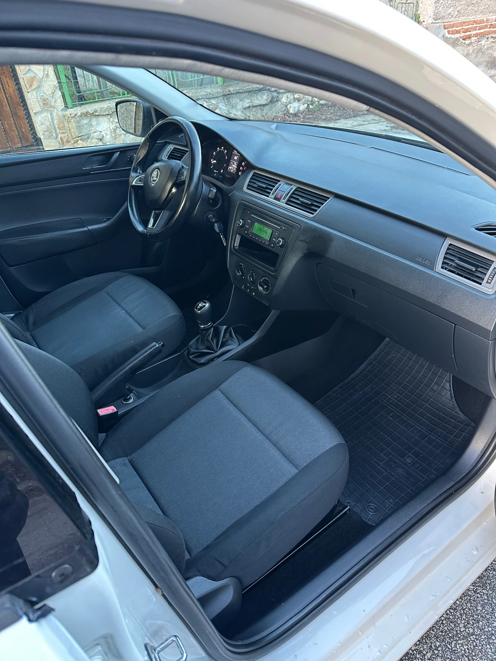 Skoda Rapid 1.2TSI/105к, снимка 8 - Автомобили и джипове - 53869447