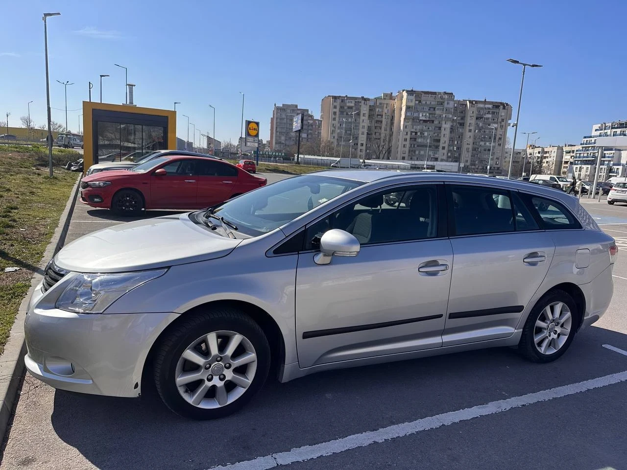 Toyota Avensis Бензин/Газ. Автомат, снимка 4 - Автомобили и джипове - 54007134