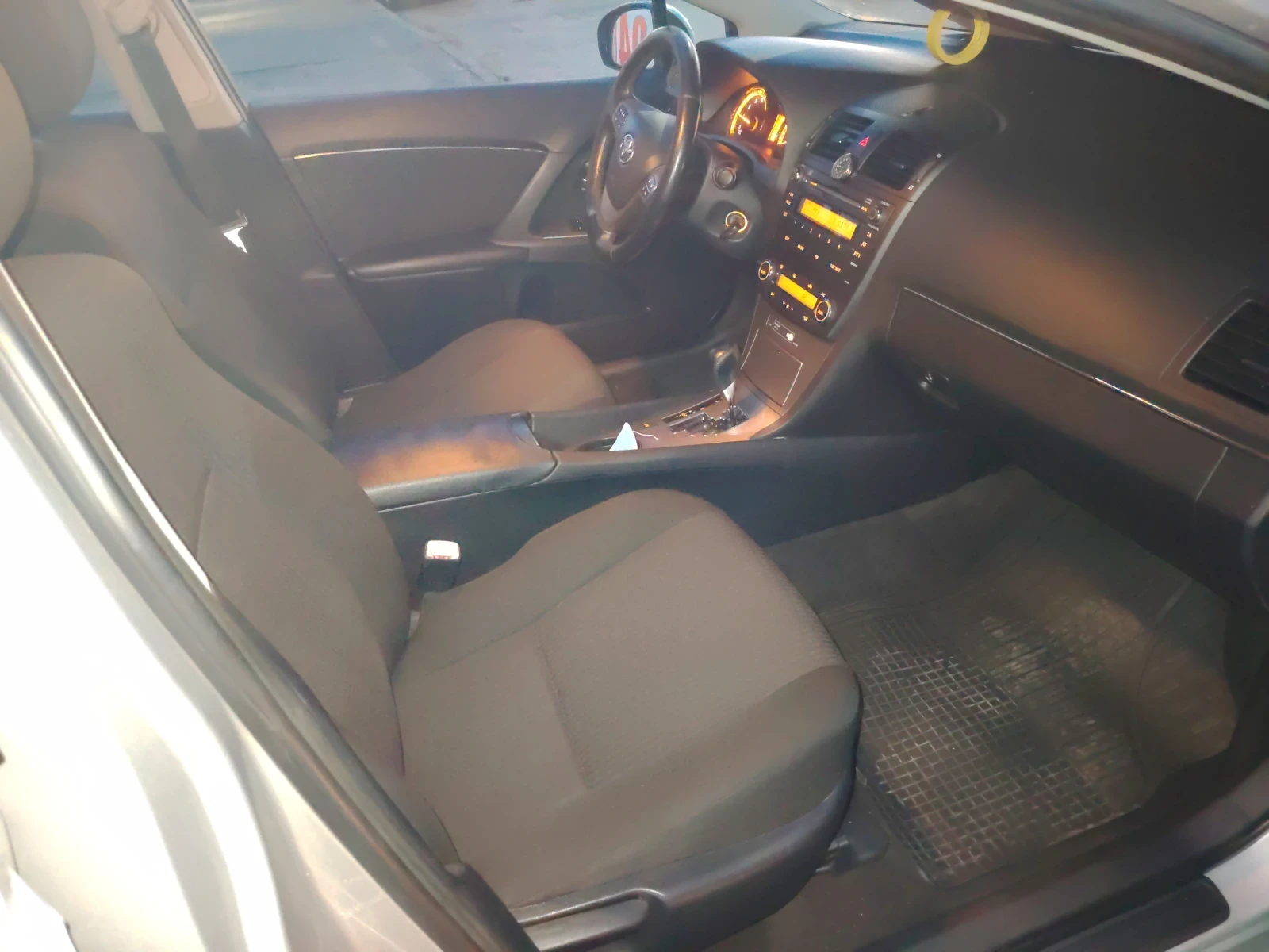 Toyota Avensis Бензин/Газ. Автомат, снимка 9 - Автомобили и джипове - 54007134