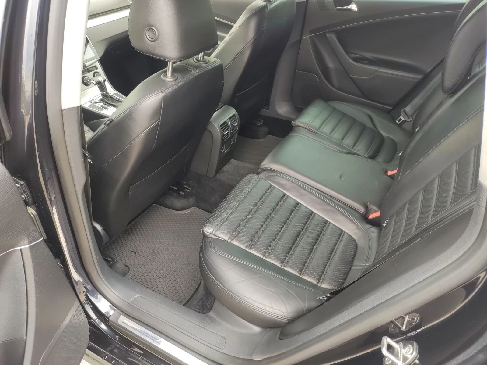 VW Passat 3xR-Line, снимка 12 - Автомобили и джипове - 54382364