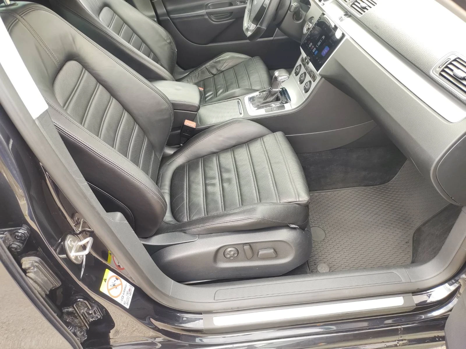 VW Passat 3xR-Line, снимка 14 - Автомобили и джипове - 54382364