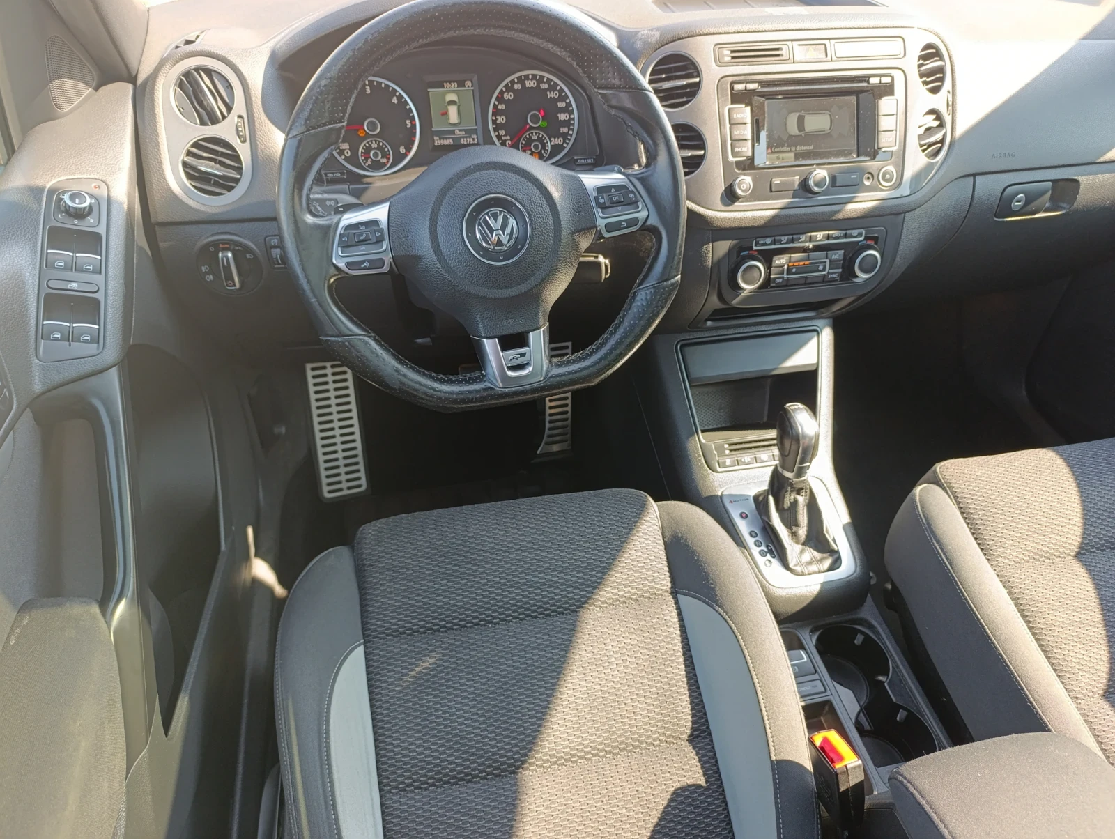 VW Tiguan 2.0TDI R-LINE 4MOTION , снимка 13 - Автомобили и джипове - 53745959