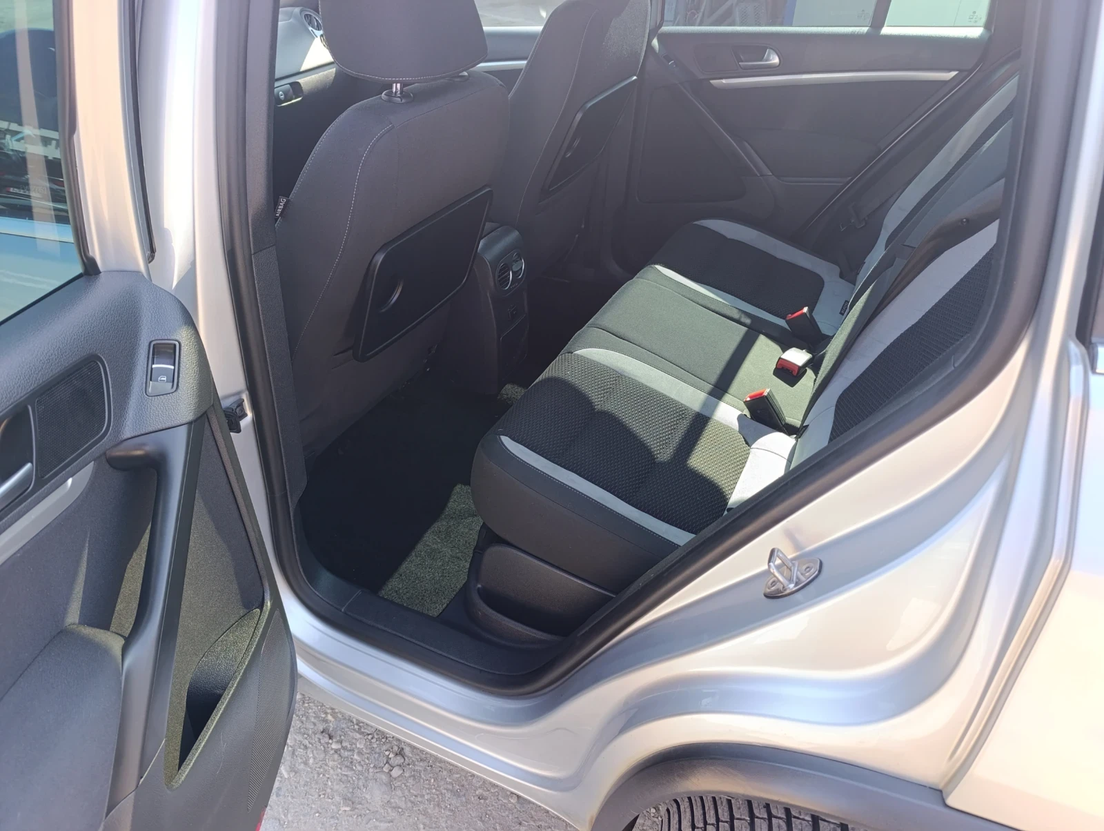 VW Tiguan 2.0TDI R-LINE 4MOTION , снимка 8 - Автомобили и джипове - 53745959