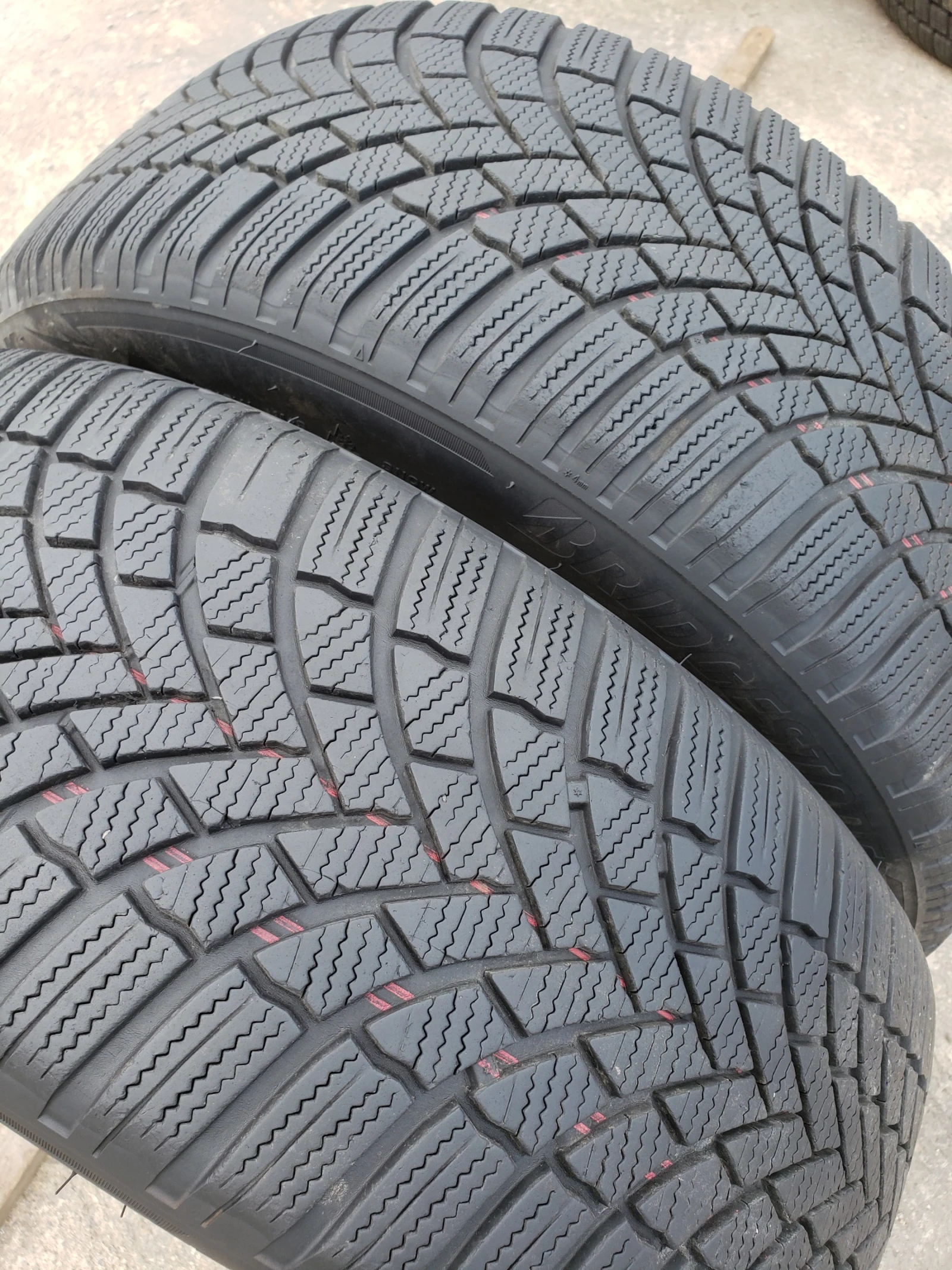 Гуми Зимни 215/50R18, снимка 4 - Гуми и джанти - 56282415