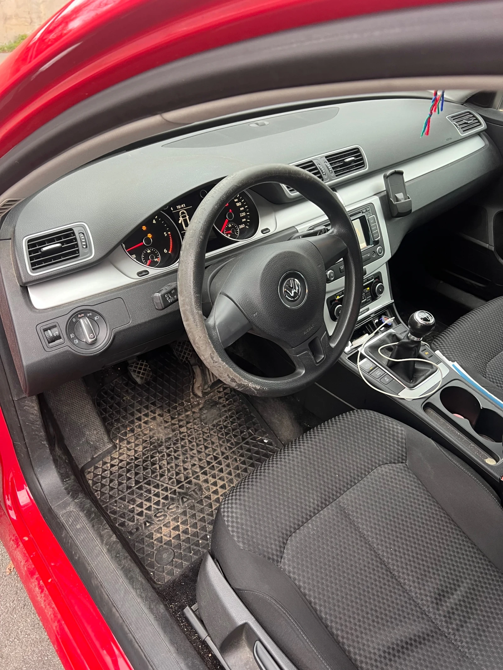 VW Passat 1.6 TDI, снимка 6 - Автомобили и джипове - 54270002