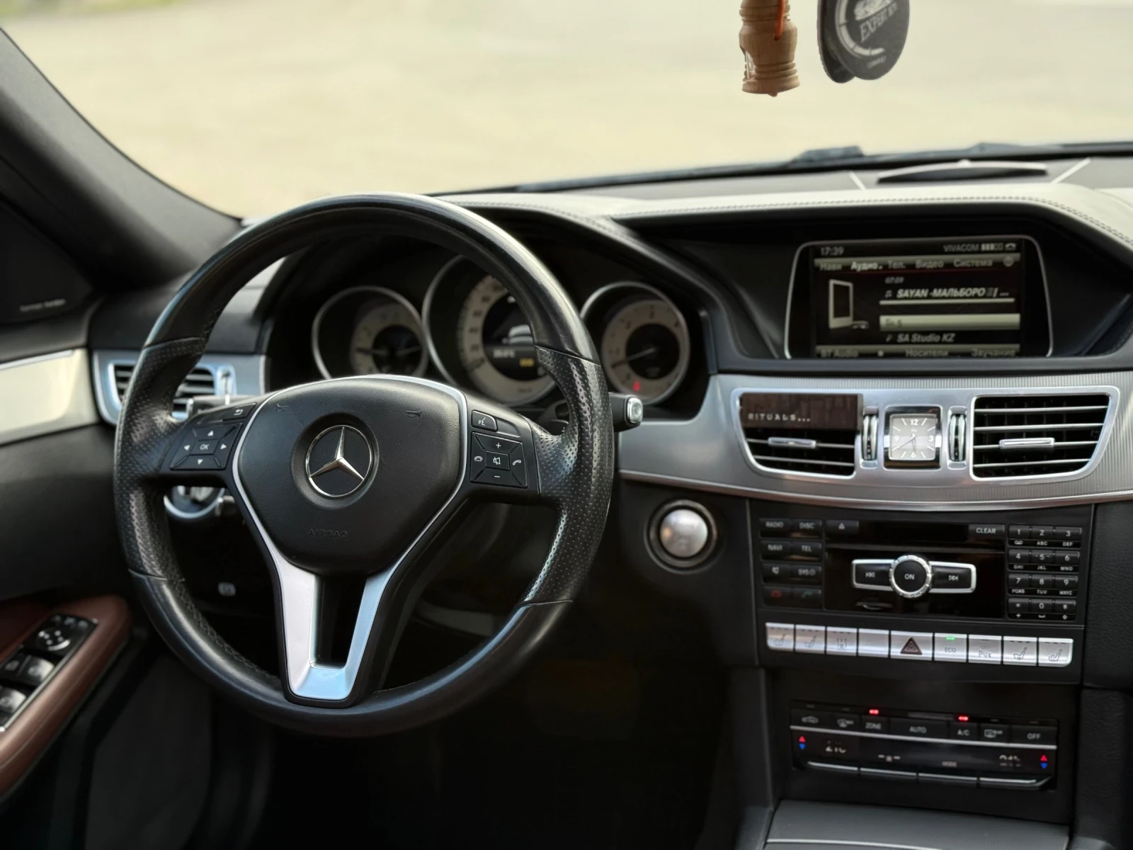 Mercedes-Benz E 350 AMG INDIVIDUAL FULL, снимка 9 - Автомобили и джипове - 54486477