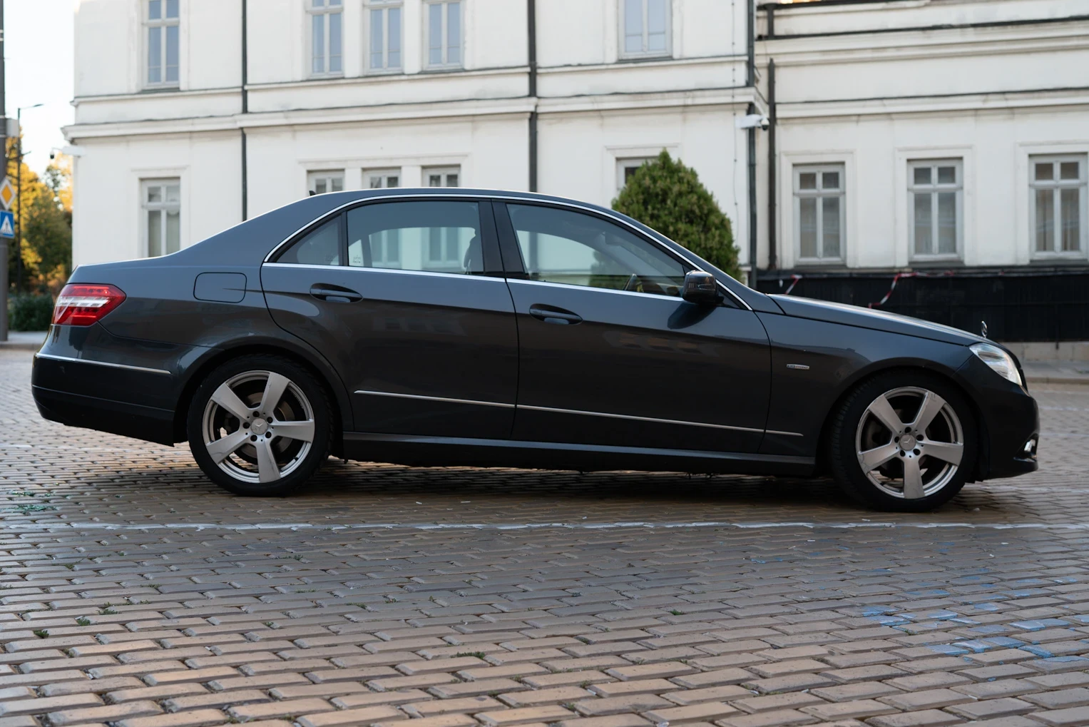 Mercedes-Benz E 220, снимка 4 - Автомобили и джипове - 55963893