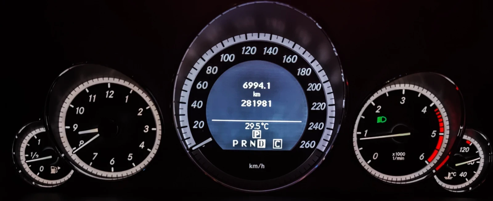 Mercedes-Benz E 220, снимка 12 - Автомобили и джипове - 55963893