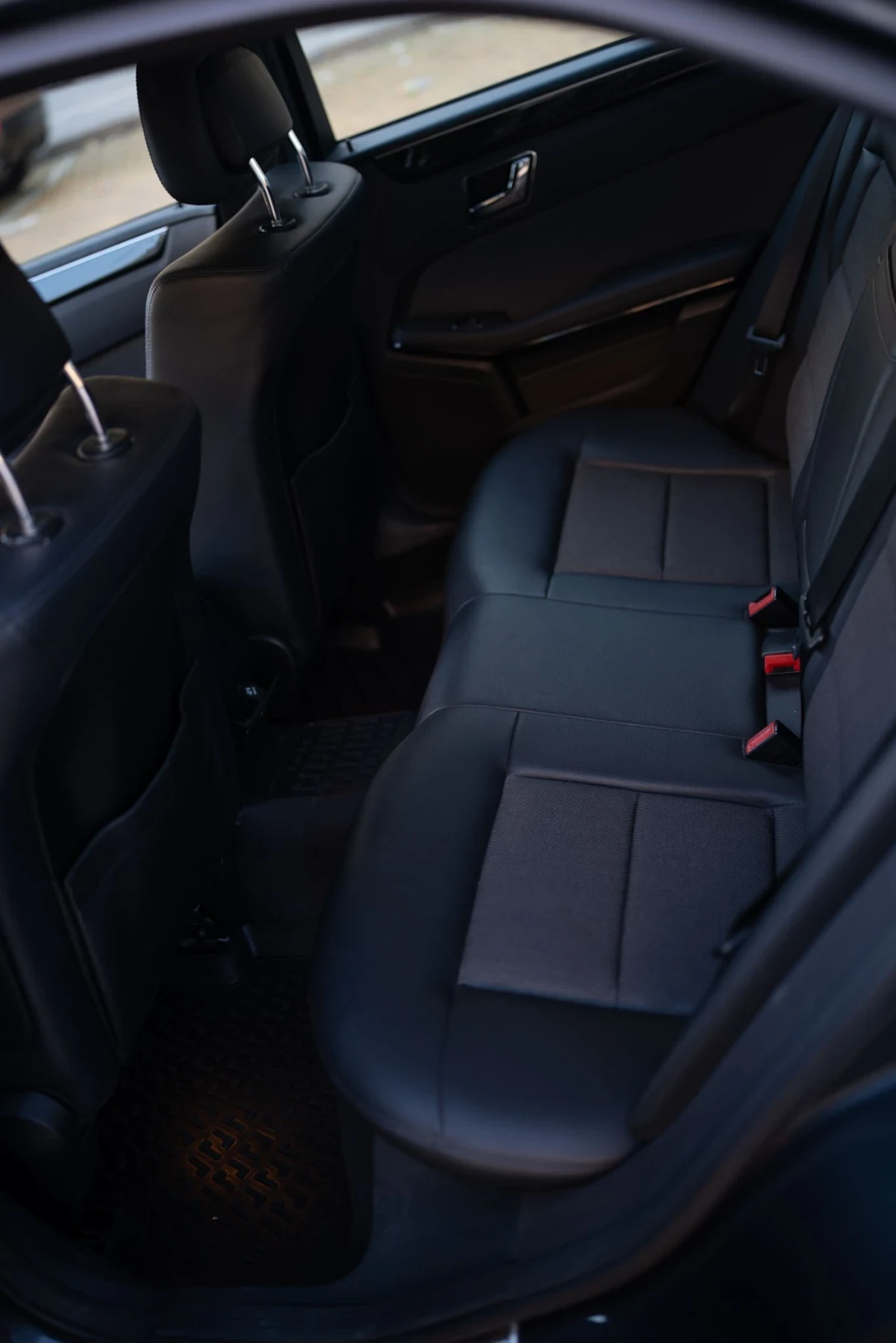 Mercedes-Benz E 220, снимка 9 - Автомобили и джипове - 55963893