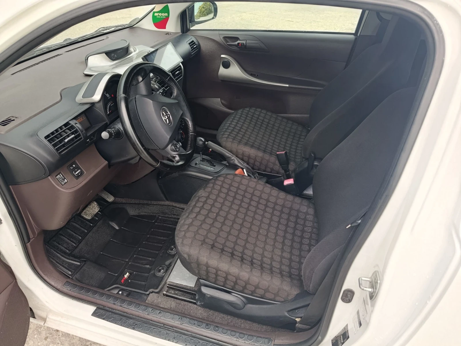 Toyota IQ Автоматик , снимка 9 - Автомобили и джипове - 56238143