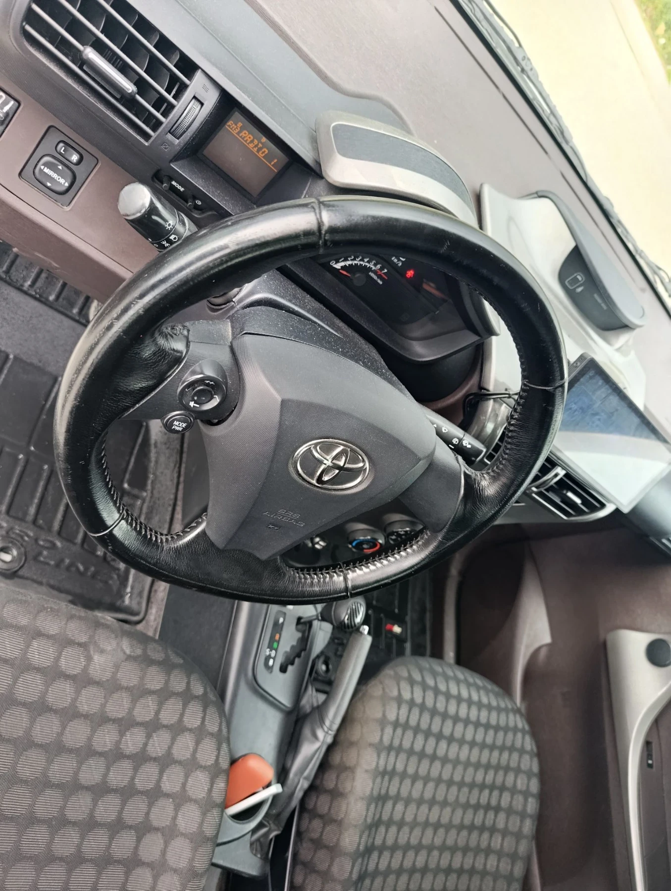 Toyota IQ Автоматик , снимка 13 - Автомобили и джипове - 56238143