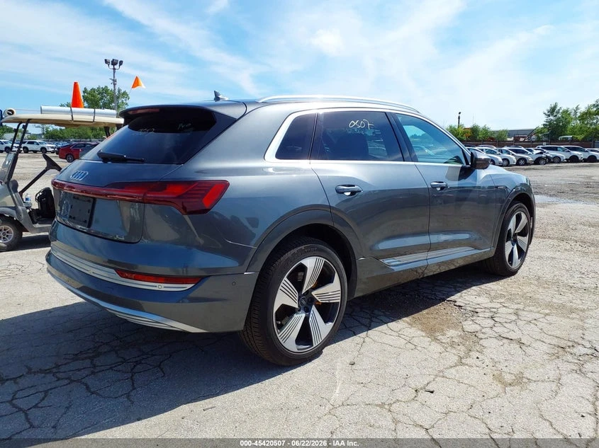 Audi E-Tron Premium Plus, снимка 4 - Автомобили и джипове - 56618845
