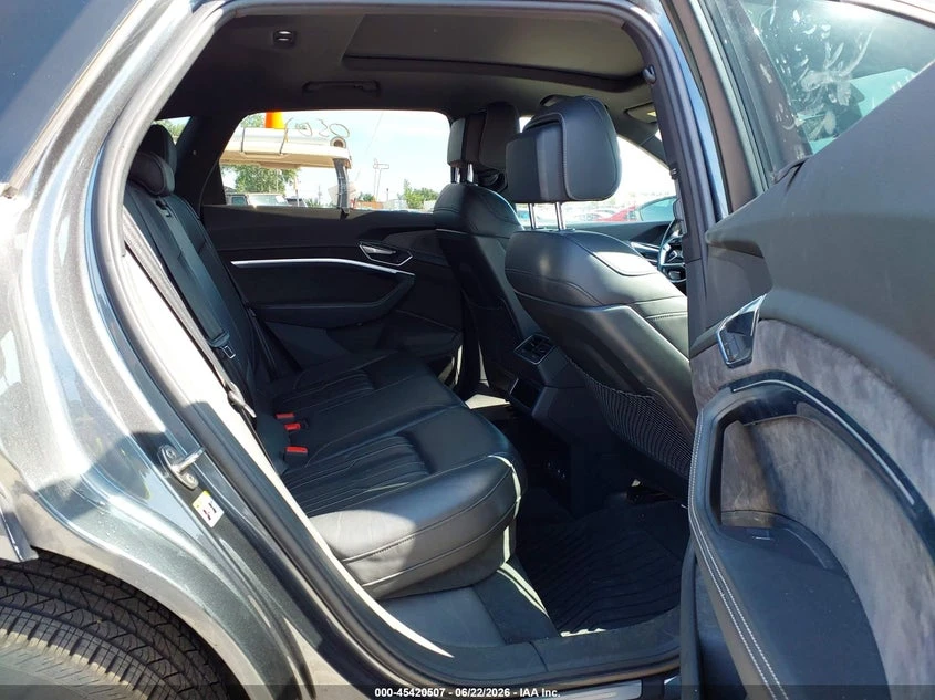 Audi E-Tron Premium Plus, снимка 8 - Автомобили и джипове - 56618845