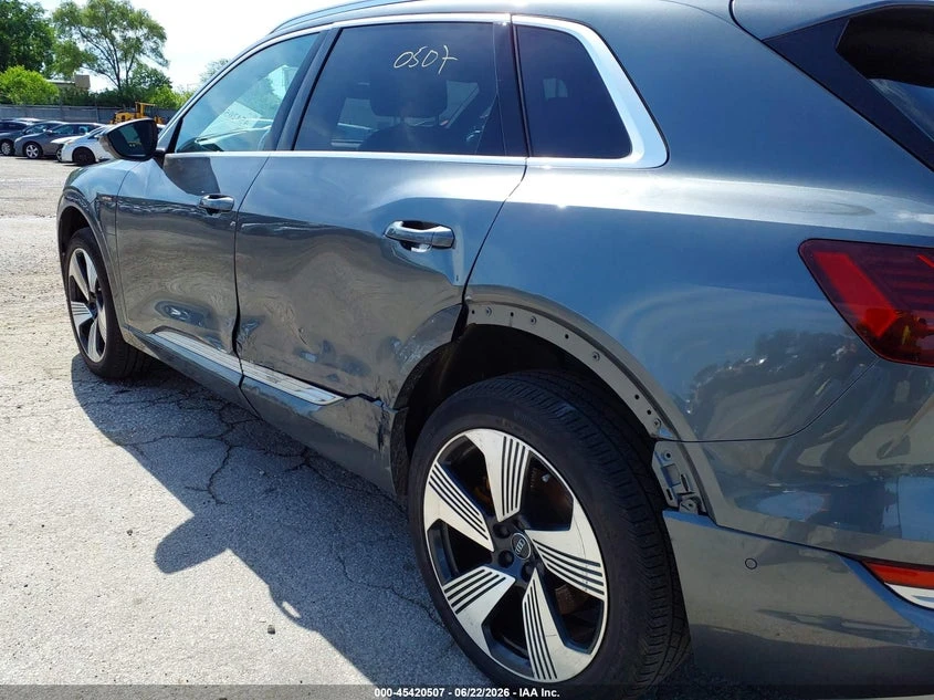 Audi E-Tron Premium Plus, снимка 6 - Автомобили и джипове - 56618845