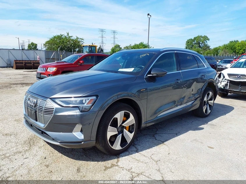 Audi E-Tron Premium Plus, снимка 2 - Автомобили и джипове - 56618845