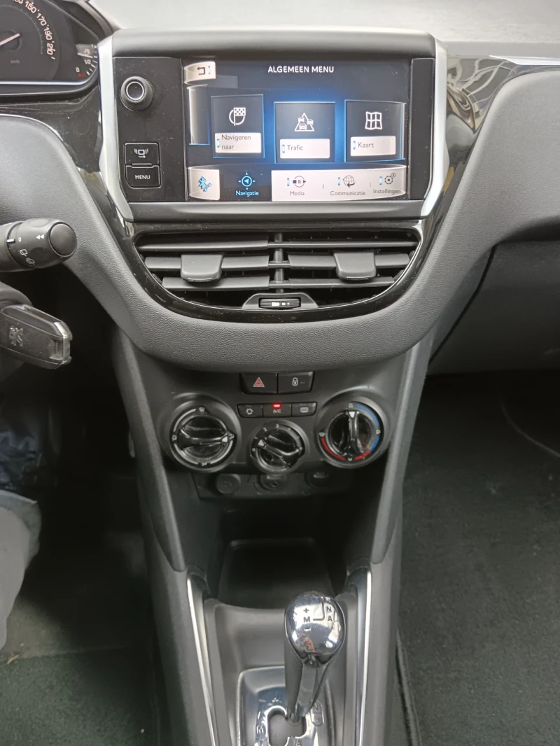 Peugeot 208 1.4 e-Hdi автоматик , снимка 13 - Автомобили и джипове - 52269015