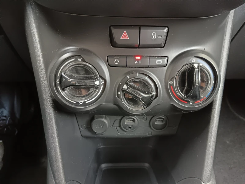 Peugeot 208 1.4 e-Hdi автоматик , снимка 14 - Автомобили и джипове - 52269015