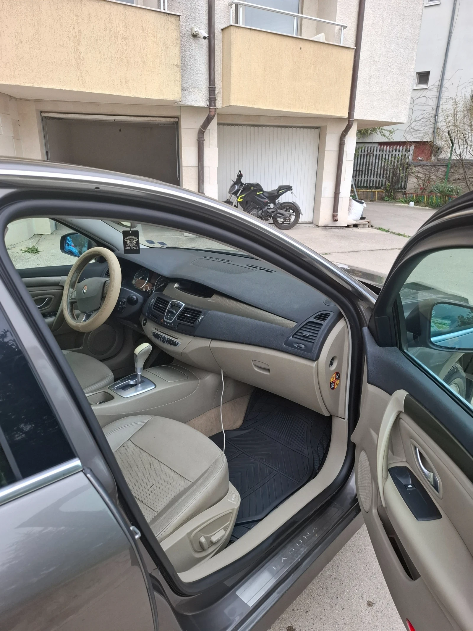 Renault Laguna, снимка 6 - Автомобили и джипове - 54271591