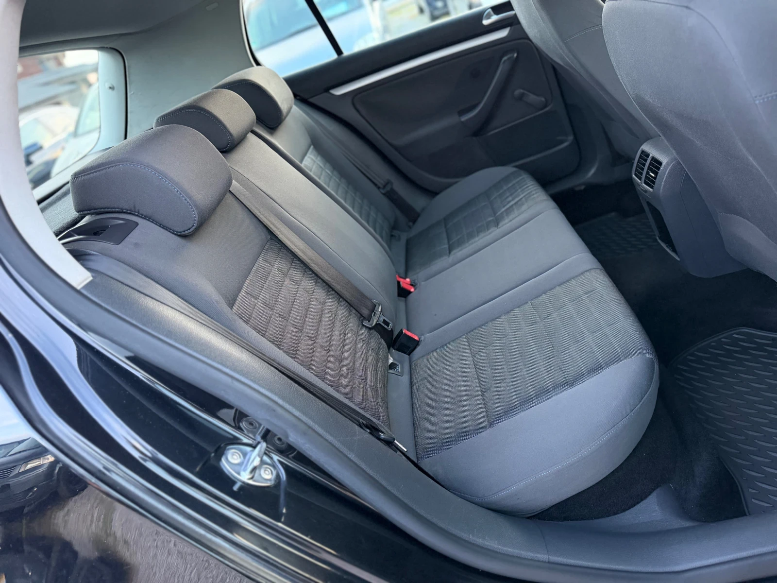 VW Golf 1.9TDI 105кс КЛИМАТИК ПОДГРЕВ, снимка 13 - Автомобили и джипове - 55322994
