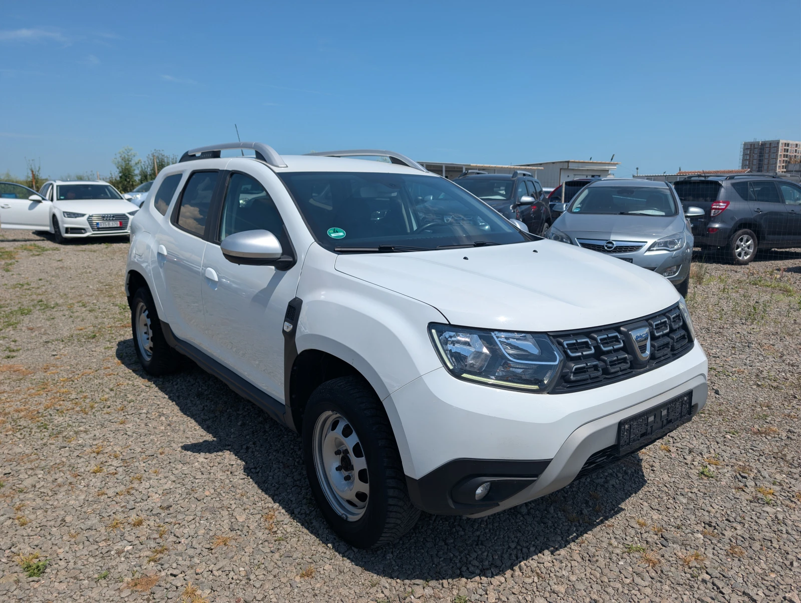 Dacia Duster 1.6i/Camera/Navi/Кожа, снимка 3 - Автомобили и джипове - 54763387