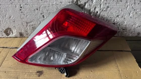       a Toyota Yaris - 08-212-19X1R-F / E418077