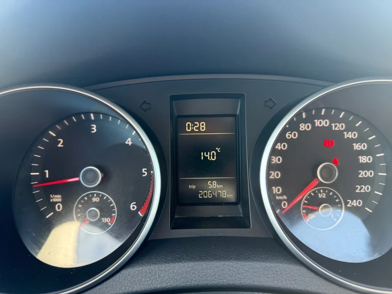 VW Golf 1.6 TDI, снимка 12 - Автомобили и джипове - 49998970